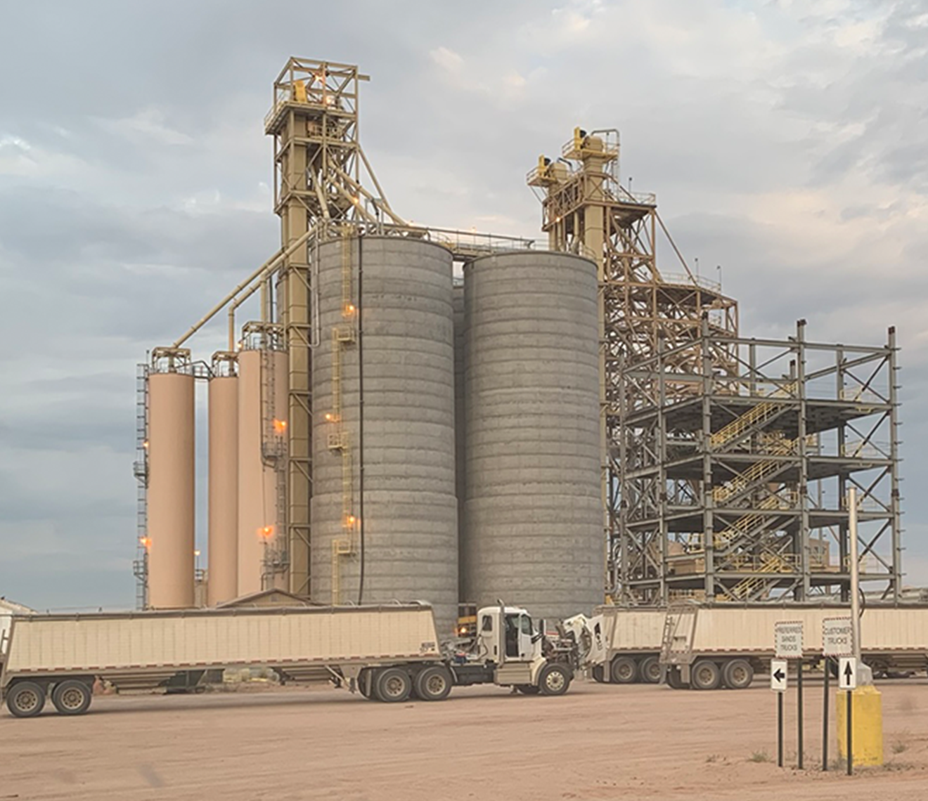 Over 20,000 tons of silo storage to ensure efficient loading of manifest and unit train shipments.